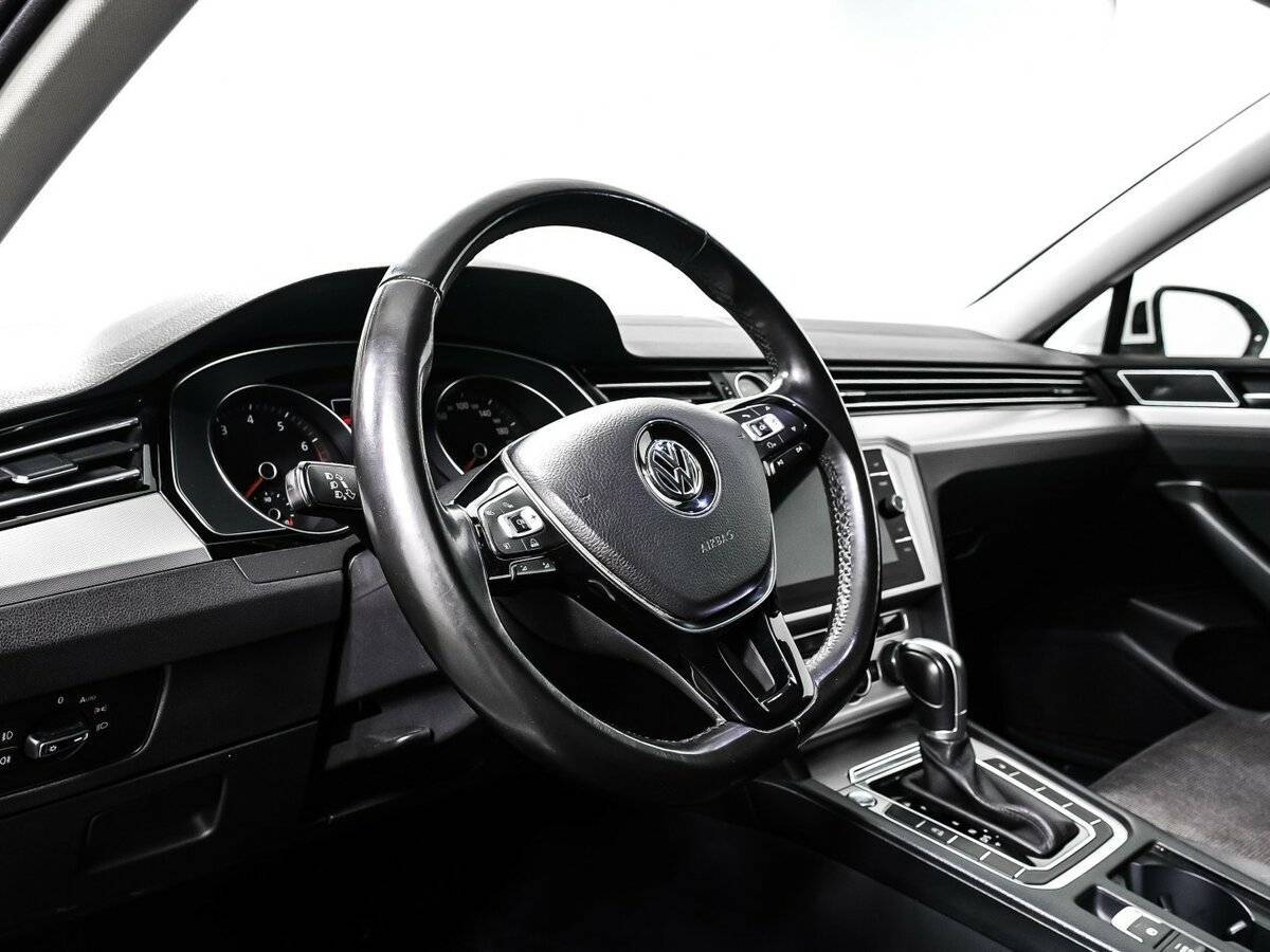 Volkswagen Passat 2018 года с пробегом. Фото: #11
