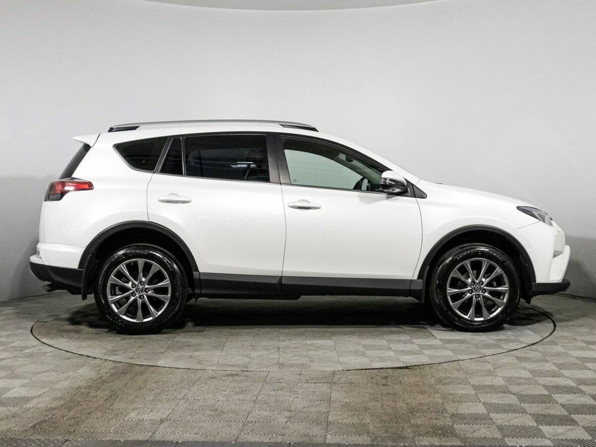 Toyota RAV4 2018 года с пробегом. Фото: #3