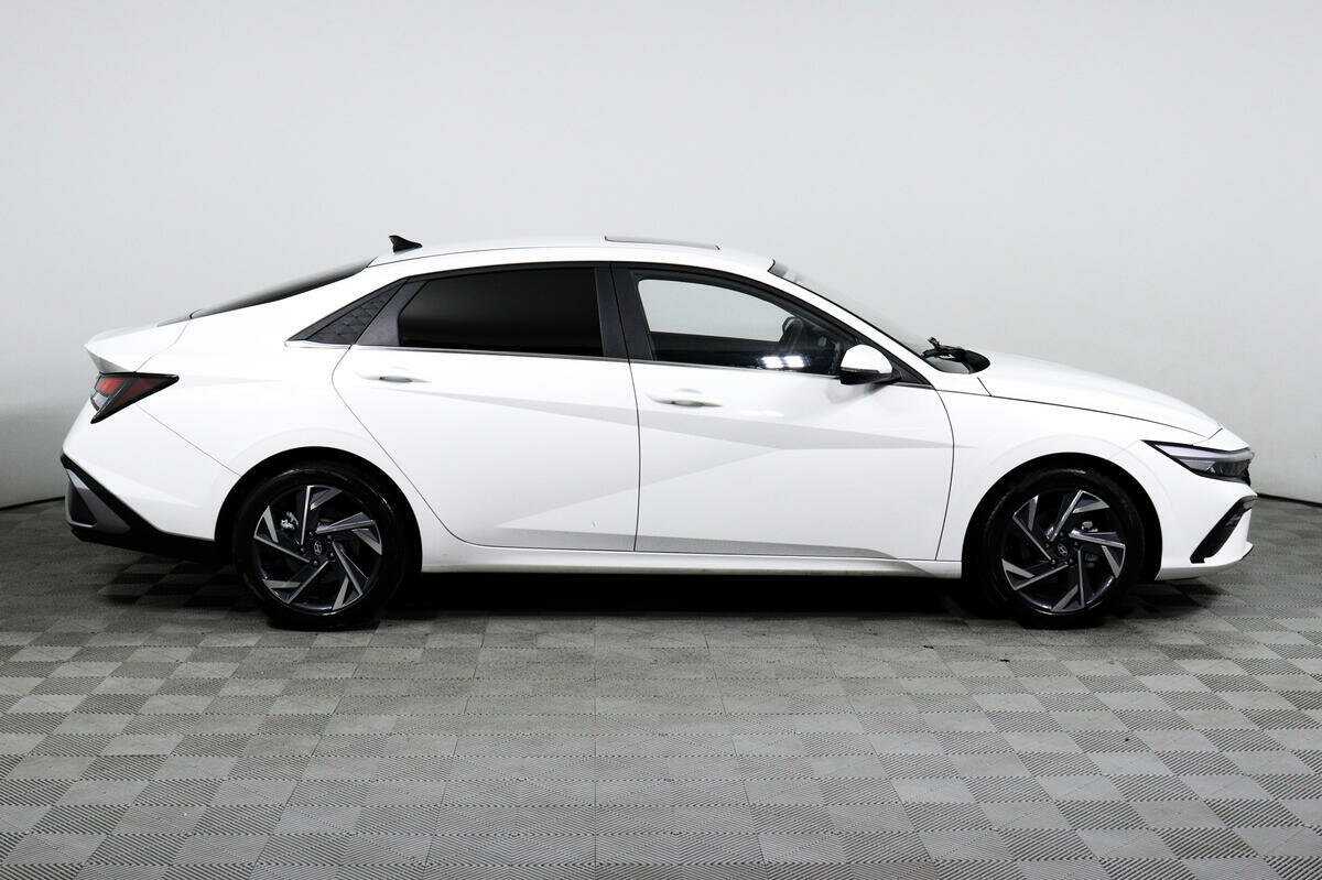 Hyundai Elantra 2023 года с пробегом. Фото: #3