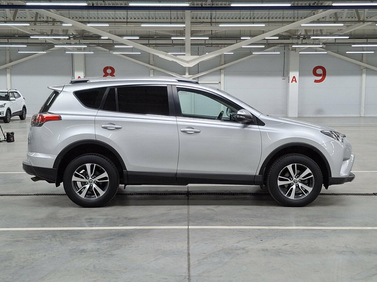 Toyota RAV4 2019 года с пробегом. Фото: #3